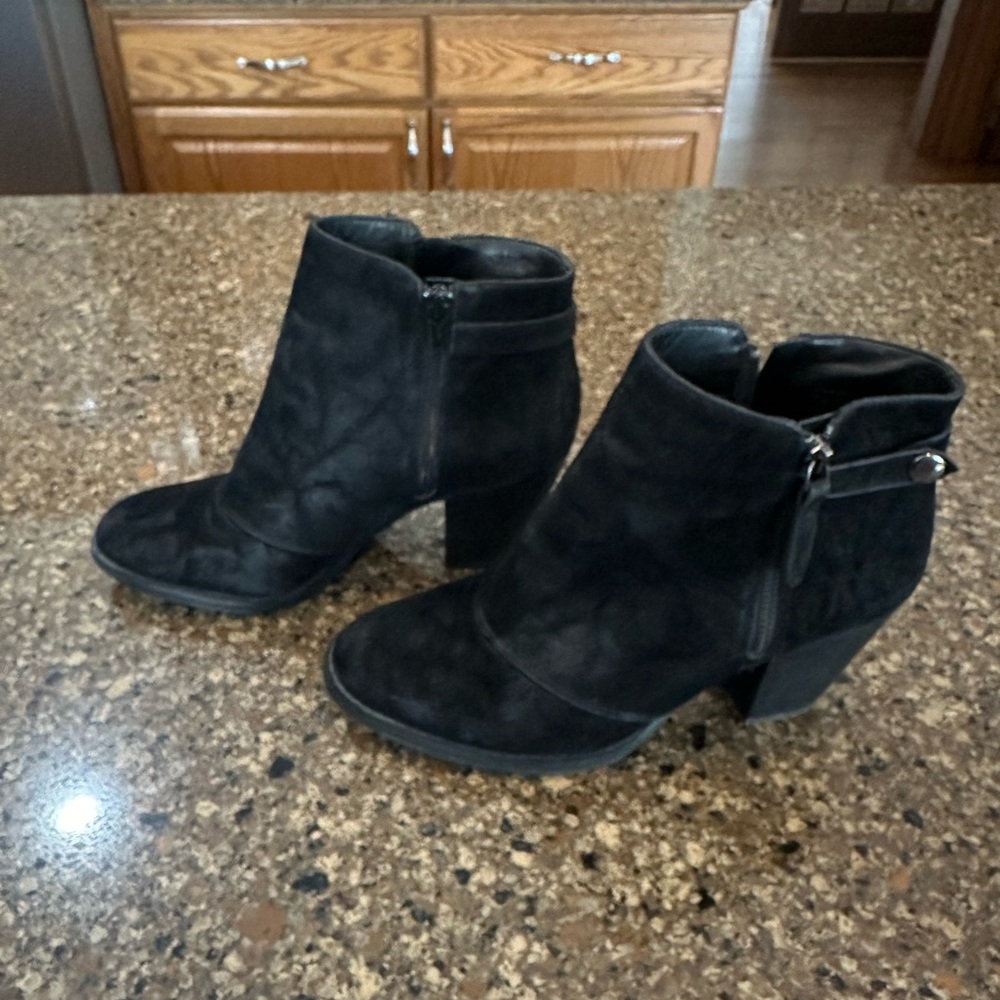 Gianni Bini suede boots